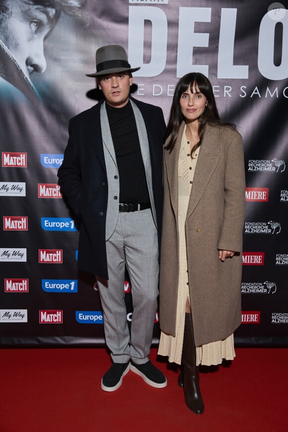 Exclusif - Alain-Fabien Delon et Laura Bensadoun au photocall de la soirée Ciné-concert symphonique "Alain Delon, le dernier Samouraï" au Palais des congrès à Paris le 8 novembre 2024 le jour de son anniversaire. © Jacovides / Moreau / Bestimage 