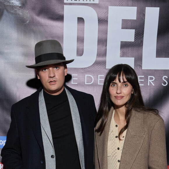 Exclusif - Alain-Fabien Delon et Laura Bensadoun au photocall de la soirée Ciné-concert symphonique "Alain Delon, le dernier Samouraï" au Palais des congrès à Paris le 8 novembre 2024 le jour de son anniversaire. © Jacovides / Moreau / Bestimage 