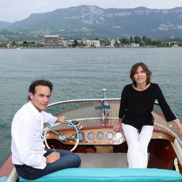 Exclusif  - Rendez-vous avec Anthony Delon et Mathilde Seigner, en promenade en Riva sur le lac du Bourget à Aix-les-Bains, à l'occasion de la 3ème Edition du Cinéma Français et de la Gastronomie. Le 8 juin 2024 © Denis Guignebourg / Bestimage 