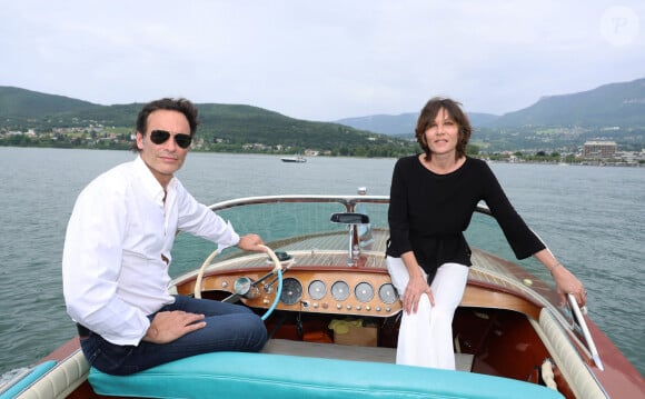 Exclusif  - Rendez-vous avec Anthony Delon et Mathilde Seigner, en promenade en Riva sur le lac du Bourget à Aix-les-Bains, à l'occasion de la 3ème Edition du Cinéma Français et de la Gastronomie. Le 8 juin 2024 © Denis Guignebourg / Bestimage 