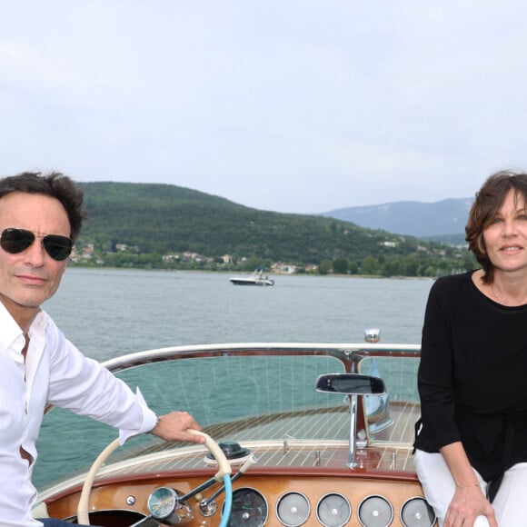 Exclusif  - Rendez-vous avec Anthony Delon et Mathilde Seigner, en promenade en Riva sur le lac du Bourget à Aix-les-Bains, à l'occasion de la 3ème Edition du Cinéma Français et de la Gastronomie. Le 8 juin 2024 © Denis Guignebourg / Bestimage 