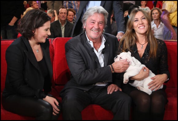 Marie-Amélie Seigner, Alain Delon et Mathilde Seigner - Enregistrement de l'émission "Vivement dimanche" le 28 octobre 2009. © Guillaume Gaffiot/Bestimage