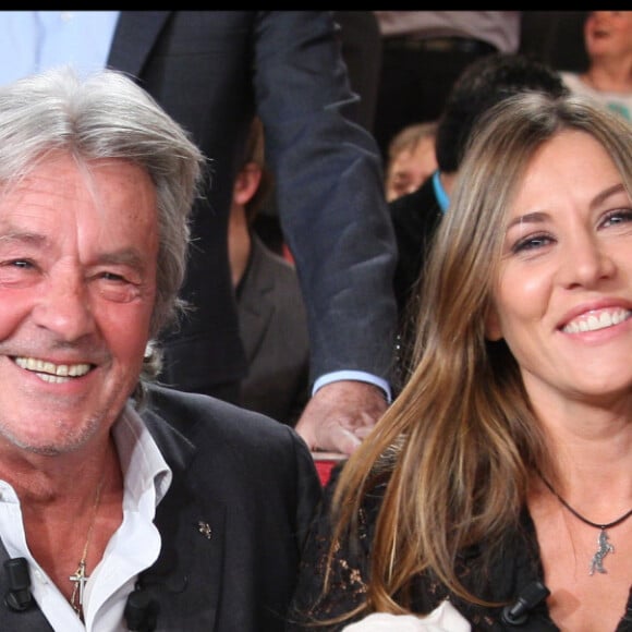 Marie-Amélie Seigner, Alain Delon et Mathilde Seigner - Enregistrement de l'émission "Vivement dimanche" le 28 octobre 2009. © Guillaume Gaffiot/Bestimage