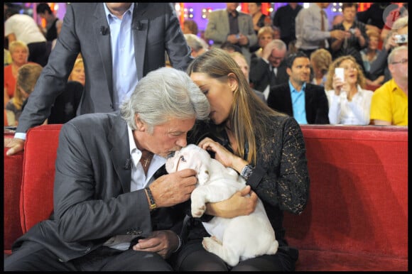 Alain Delon et Mathilde Seigner - Enregistrement de l'émission "Vivement dimanche" le 28 octobre 2009