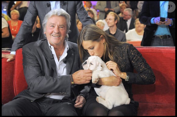 Mais elle était présente pour lui rendre hommage au Palais des Congrès
Alain Delon et Mathilde Seigner - Enregistrement de l'émission "Vivement dimanche" le 28 octobre 2009