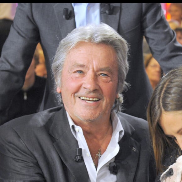 Mais elle était présente pour lui rendre hommage au Palais des Congrès
Alain Delon et Mathilde Seigner - Enregistrement de l'émission "Vivement dimanche" le 28 octobre 2009