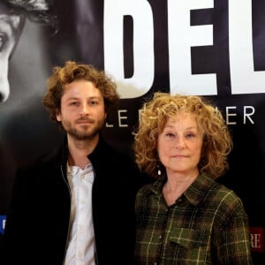 Exclusif - Florence Moncorgé-Gabin et son fils Jean-Paul au photocall de la soirée Ciné-concert symphonique "Alain Delon, le dernier Samouraï" au Palais des congrès à Paris le 8 novembre 2024 le jour de son anniversaire. © Jacovides / Moreau / Bestimage  Exclusive - No web en Suisse / Belgique Photocall for the symphonic film-concert evening ‘Alain Delon, the Last Samurai’ at the Palais des Congrès in Paris on 8 November 2024 