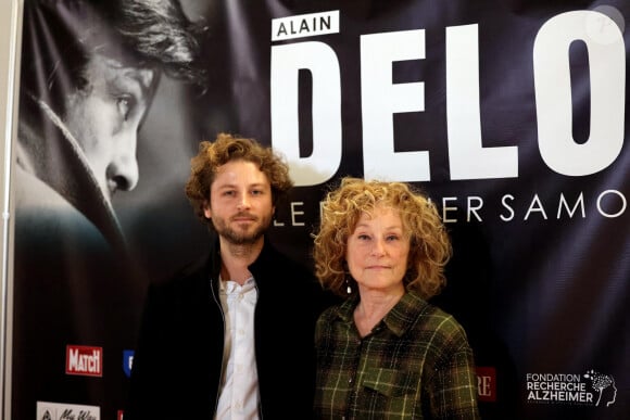 Exclusif - Florence Moncorgé-Gabin et son fils Jean-Paul au photocall de la soirée Ciné-concert symphonique "Alain Delon, le dernier Samouraï" au Palais des congrès à Paris le 8 novembre 2024 le jour de son anniversaire. © Jacovides / Moreau / Bestimage  Exclusive - No web en Suisse / Belgique Photocall for the symphonic film-concert evening ‘Alain Delon, the Last Samurai’ at the Palais des Congrès in Paris on 8 November 2024 