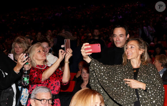 Exclusif - Anthony Delon (assailli par les fans à l'entracte) lors de la soirée hommage Ciné-concert symphonique "Alain Delon, le dernier Samouraï" au palais des congrès à Paris le 8 novembre 2024 le jour de son anniversaire. Pour cette soirée, le chef d'orchestre Vahan Mardirossian a dirigé l'orchestre symphonique de Douai. © Jacovides / Moreau / Bestimage 