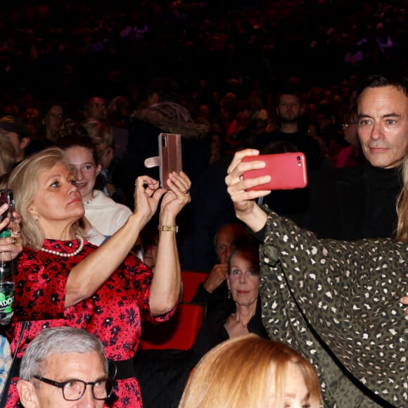 Exclusif - Anthony Delon (assailli par les fans à l'entracte) lors de la soirée hommage Ciné-concert symphonique "Alain Delon, le dernier Samouraï" au palais des congrès à Paris le 8 novembre 2024 le jour de son anniversaire. Pour cette soirée, le chef d'orchestre Vahan Mardirossian a dirigé l'orchestre symphonique de Douai. © Jacovides / Moreau / Bestimage 