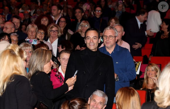 Exclusif - Anthony Delon (assailli par les fans à l'entracte) lors de la soirée hommage Ciné-concert symphonique "Alain Delon, le dernier Samouraï" au palais des congrès à Paris le 8 novembre 2024 le jour de son anniversaire. Pour cette soirée, le chef d'orchestre Vahan Mardirossian a dirigé l'orchestre symphonique de Douai. © Jacovides / Moreau / Bestimage 