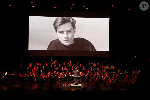 Exclusif - Illustration lors de la soirée hommage Ciné-concert symphonique "Alain Delon, le dernier Samouraï" au palais des congrès à Paris le 8 novembre 2024 le jour de son anniversaire. Pour cette soirée, le chef d'orchestre Vahan Mardirossian a dirigé l'orchestre symphonique de Douai. © Jacovides / Moreau / Bestimage 