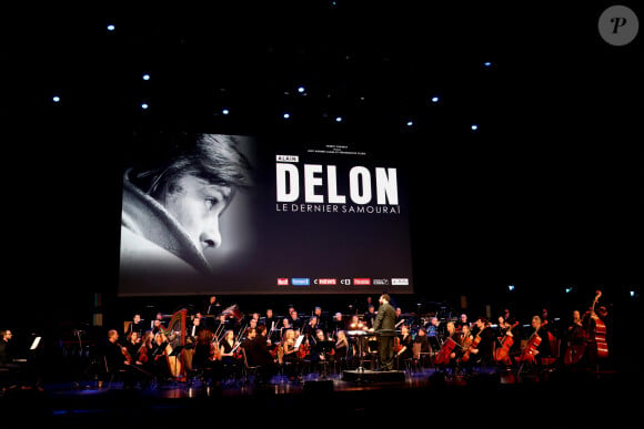 Exclusif - Illustration lors de la soirée hommage Ciné-concert symphonique "Alain Delon, le dernier Samouraï" au palais des congrès à Paris le 8 novembre 2024 le jour de son anniversaire. Pour cette soirée, le chef d'orchestre Vahan Mardirossian a dirigé l'orchestre symphonique de Douai. © Jacovides / Moreau / Bestimage 