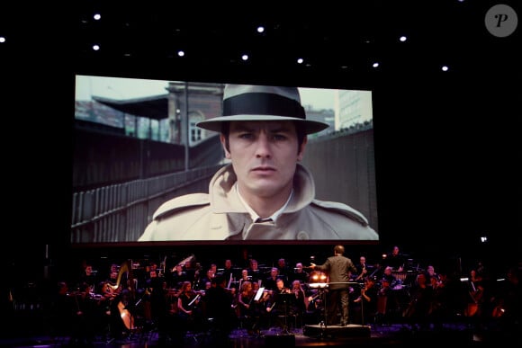 Exclusif - Illustration lors de la soirée hommage Ciné-concert symphonique "Alain Delon, le dernier Samouraï" au palais des congrès à Paris le 8 novembre 2024 le jour de son anniversaire. Pour cette soirée, le chef d'orchestre Vahan Mardirossian a dirigé l'orchestre symphonique de Douai. © Jacovides / Moreau / Bestimage 