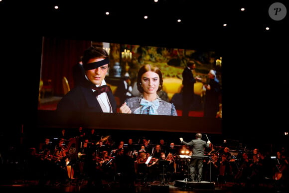 Exclusif - Illustration lors de la soirée hommage Ciné-concert symphonique "Alain Delon, le dernier Samouraï" au palais des congrès à Paris le 8 novembre 2024 le jour de son anniversaire. Pour cette soirée, le chef d'orchestre Vahan Mardirossian a dirigé l'orchestre symphonique de Douai. © Jacovides / Moreau / Bestimage 