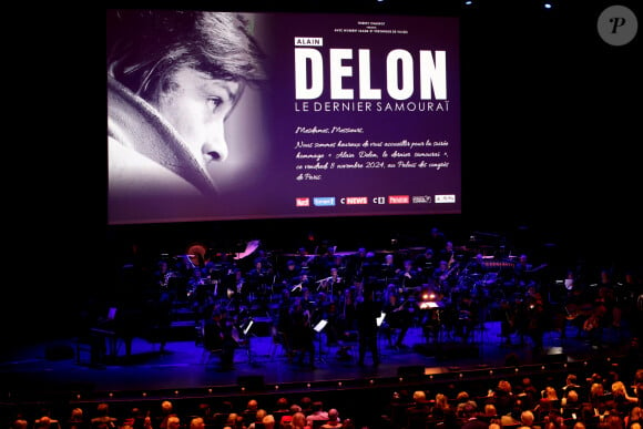 Exclusif - Illustration lors de la soirée hommage Ciné-concert symphonique "Alain Delon, le dernier Samouraï" au palais des congrès à Paris le 8 novembre 2024 le jour de son anniversaire. Pour cette soirée, le chef d'orchestre Vahan Mardirossian a dirigé l'orchestre symphonique de Douai. © Jacovides / Moreau / Bestimage 