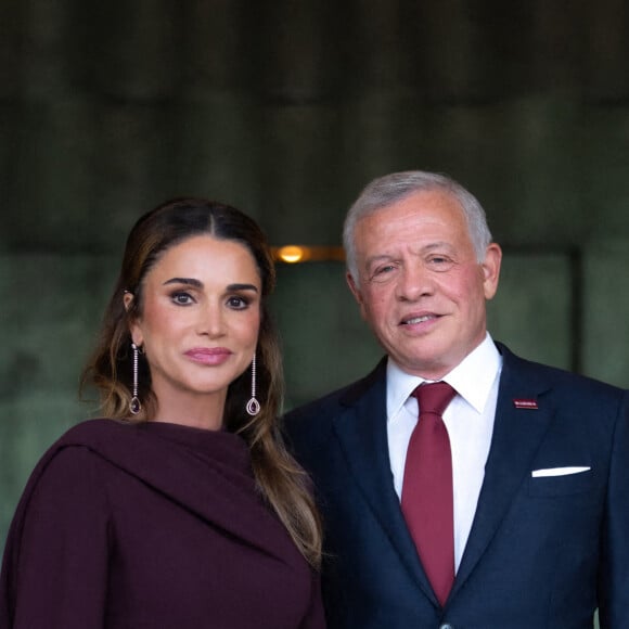 Née de l'union du prince héritier Hussein et de la princesse Rajwa, Iman est le premier petit-enfant de la reine Rania et du roi Abdallah II.
Le roi Abdallah II de Jordanie et la reine Rania posent avant la célébration du 78e anniversaire du Jour de l'Indépendance de la Jordanie, à Amman, Jordanie, le 25 mai 2024. Photo par Balkis Press/ABACAPRESS.COM