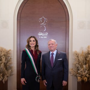 Le roi Abdallah II et la reine Rania lors de la Journée internationale de la femme, où le roi Abdallah II a remis à la reine Rania l'Ordre de la Renaissance à l'occasion de son jubilé d'argent, à Amman, Jordanie, le 6 mars 2024. Photo par Balkis Press/ABACAPRESS.COM