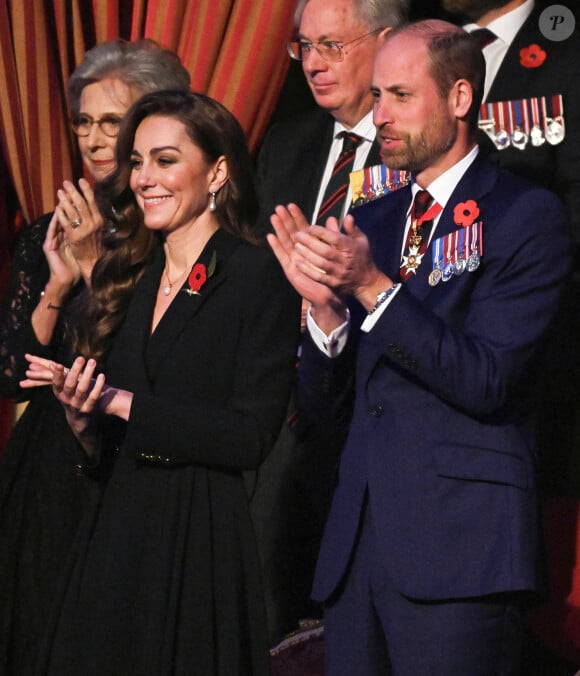 Sa robe était ornée d'une broche en forme de coquelicot qui symbolise le souvenir depuis la Première Guerre mondiale
Le prince William, prince de Galles, Catherine Kate Middleton, princesse de Galles - La famille royale du Royaume Uni assiste au Festival du souvenir (Festival of Remembrance) au Royal Albert Hall, Londres le 9 novembre 2024. © Chris Ratcliffe / Pool / Julien Burton via Bestimage 