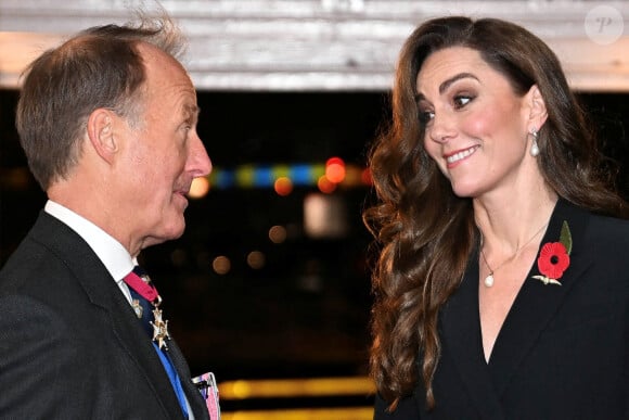 "La chimiothérapie peut provoquer une rétention d'eau dans les mains, ce qui peut rendre les bagues serrées et difficiles à porter"
Catherine Kate Middleton, princesse de Galles - La famille royale du Royaume Uni assiste au Festival du souvenir (Festival of Remembrance) au Royal Albert Hall, Londres le 9 novembre 2024. © Chris Ratcliffe / Pool / Julien Burton via Bestimage 