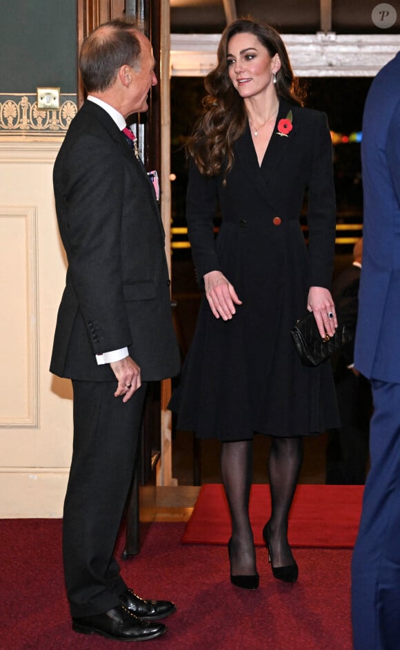  Elle portait également des boucles d'oreilles en perles de Collingwood ayant appartenu à la princesse Diana ainsi qu'une pochette matelassée de Chanel.
Catherine Kate Middleton, princesse de Galles - La famille royale du Royaume Uni assiste au Festival du souvenir (Festival of Remembrance) au Royal Albert Hall, Londres le 9 novembre 2024. © Chris Ratcliffe / Pool / Julien Burton via Bestimage 