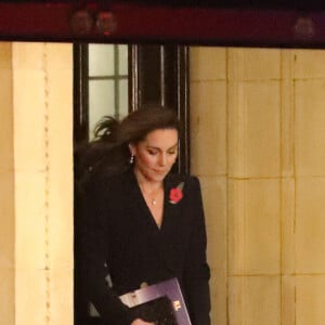 La princesse de Galles portait également sa bague de fiançailles, une première depuis des mois selon Hello !.
Le prince William, prince de Galles, Catherine Kate Middleton, princesse de Galles à la sortie du Festival du souvenir (Festival of Remembrance) au Royal Albert Hall, Londres le 9 novembre 2024