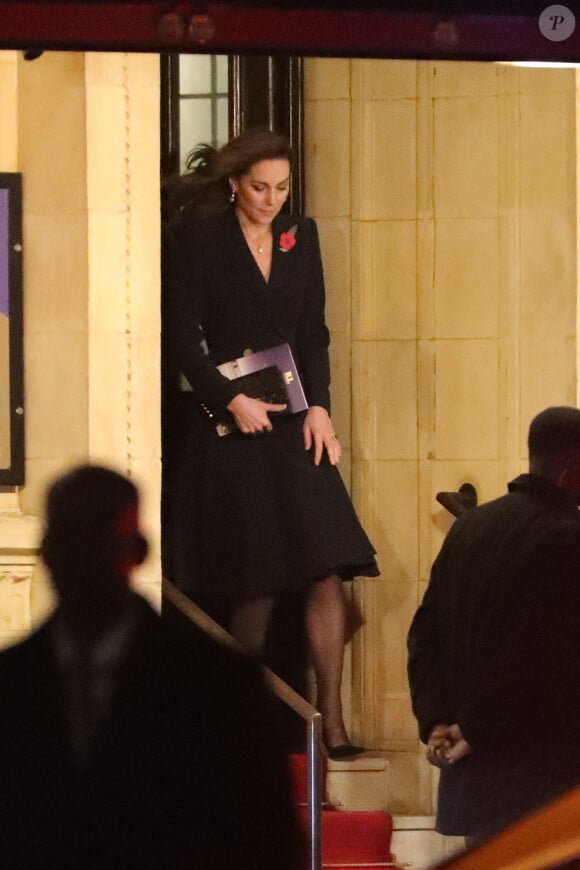 La princesse de Galles portait également sa bague de fiançailles, une première depuis des mois selon Hello !.
Le prince William, prince de Galles, Catherine Kate Middleton, princesse de Galles à la sortie du Festival du souvenir (Festival of Remembrance) au Royal Albert Hall, Londres le 9 novembre 2024