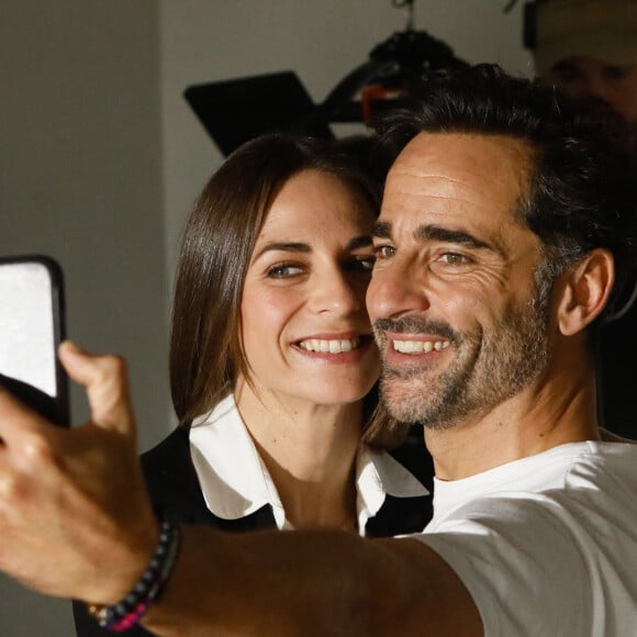 Exclusif - Florent Peyre et sa compagne Virginie Stref - Backstage - Jour 10 - Florent Peyre et Virginie Stref sur le tournage de l'émission "Sketch Story" à l'Iris Mediaschool à Paris - Sketch "Le Bac". Le 31 octobre 2022 © Christophe Clovis / Bestimage $