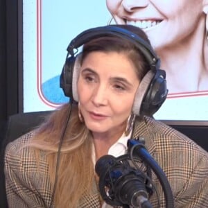 L'heure fut aux confidences pour Clotilde Courau.
Clotilde Courau dans l'émission : "1 heure avec..." sur RFM face à Bernard Montiel.