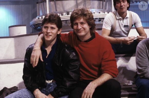 Sébastien, le premier, s'est tué en moto à l'âge de 19 ans...En France, à Paris, Patrick Sébastien et son fils Sébastien Boutot, 17 ans, lors d'un enregistrement de l'émission Farandole. Décembre 1987 © Alain Canu via Bestimage