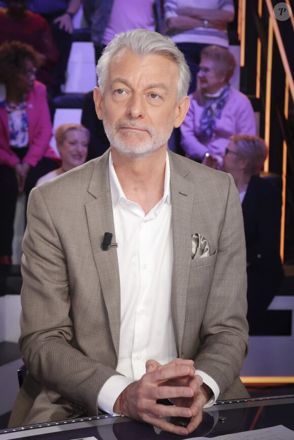 "On a l'impression d'un homme perdu, peut-être en dépression", lance le journaliste
 
Exclusif - Gilles Verdez - Enregistrement de l'émission "Face à Hanouna", présentée par C.Hanouna et diffusée sur C8 le 23 mars. Le 21 mars 2024 © Jack Tribeca / Bestimage