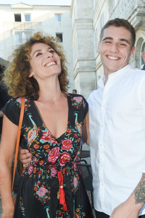 En effet, Luigi Kröner vient de rejoindre le casting de la série "Ici tout commence"
Elsa Lunghini et son fils Luigi Kröner lors du premier jour de la 11ème édition du festival du Film Francophone d'Angoulême, France, le 21 août 2018. © Coadic Guirec/Bestimage 