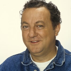 Portrait studio de Coluche le 19 septembre 1985.