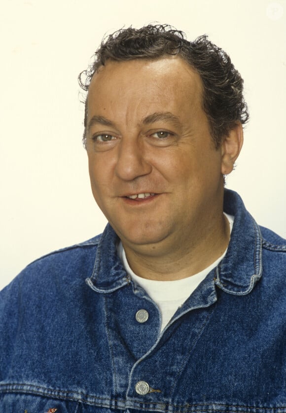 Portrait studio de Coluche le 19 septembre 1985.