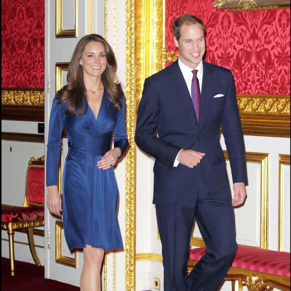 En 2010 à l'occasion de ses fiançailles avec le prince William, Kate Middleton a hérité d'une bague appartenant à sa défunte belle-mère Lady Diana : un saphir bleu de 18 carats, entouré de 14 diamants.
Séance photo officielle des fiançailles royales avec le Prince William et Kate Middleton (Catherine Middleton) au St James's Palace, Londres. Clarence House a annoncé aujourd'hui que le Prince William et Kate Middleton se marieront au printemps/été 2011.