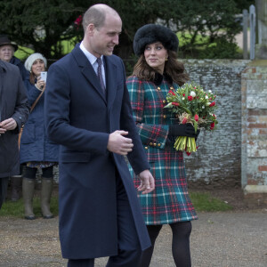 L'époux de Meghan Markle a également ajouté : "Il l'avait demandée après la mort de maman et j'avais été plus qu'heureux de la lui laisser".
Kate Catherine Middleton, enceinte et le prince William, duc de Cambridge - La famille royale d'Angleterre arrive à l'église St Mary Magdalene pour la messe de Noël à Sandringham le 25 décembre 2017