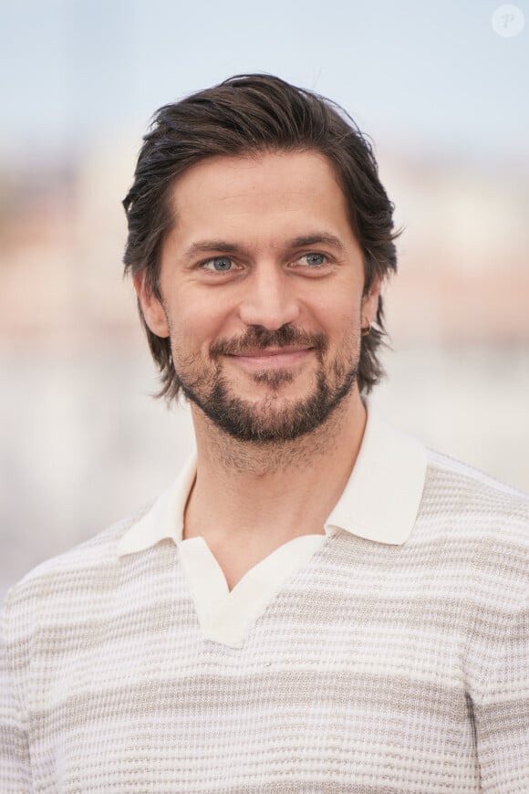 Lucas Bravo, 36 ans, remet ainsi en question son retour pour la prochaine saison, il envisage de quitter la série si son personnage ne retrouve pas un rôle plus authentique
Lucas Bravo - Photocall du film "Les Femmes au Balcon" lors du 77ème Festival International du Film de Cannes le 19 mai 2024. © Jacovides / Moreau / Bestimage