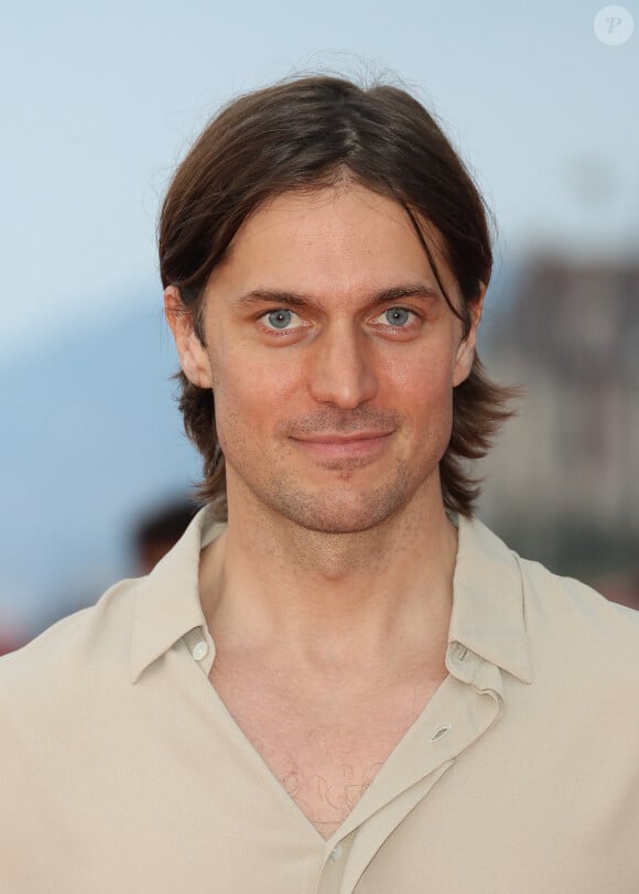 Lucas Bravo sur le tapis rouge de la cérémonie de clôture du 37ème festival du film de Cabourg (37ème journées romantiques du 14 au 18 juin 2023), à Cabourg, France, le 17 juin 2023. © Coadic Guirec/Bestimage 