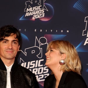 Florian Rossi et sa compagne Louane au photocall de la 25ème cérémonie des "NRJ Music Awards (NMA)" au palais des Festivals et des Congrès de Cannes, France, le 10 novembre 2023. © Dominique Jacovides/Bestimage 