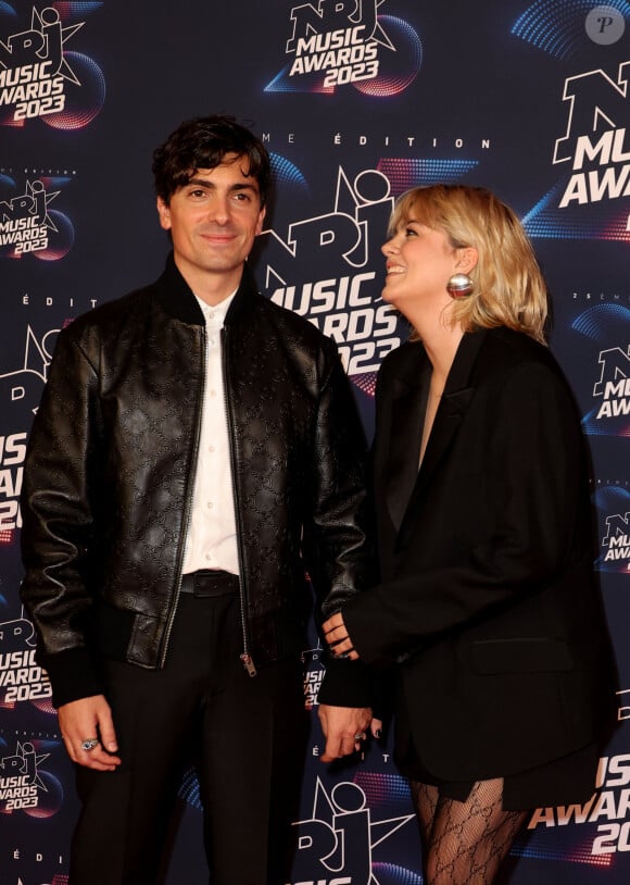 Florian Rossi et sa compagne Louane au photocall de la 25ème cérémonie des "NRJ Music Awards (NMA)" au palais des Festivals et des Congrès de Cannes, France, le 10 novembre 2023. © Dominique Jacovides/Bestimage 