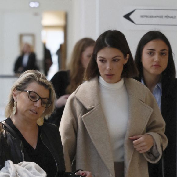 Découvrez de qui on parle 
Maître Emilie Bruézière et sa cliente, Iris Mittenaere, sa soeur Manon Mittenaere - Procès de Bruno Pelat, ex-compagnon d'Iris Mittenaere, jugé en comparution immédiate pour violences conjugales devant le tribunal de Paris, le 6 novembre 2024. © Christophe Clovis / Bestimage