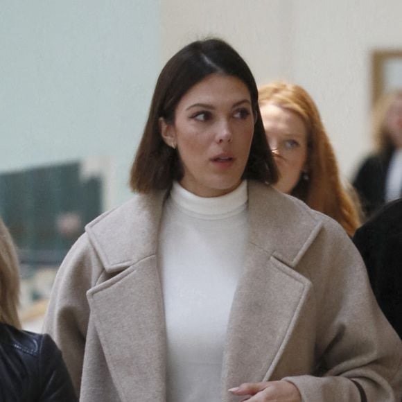 Maître Emilie Bruézière et sa cliente, Iris Mittenaere, sa soeur Manon Mittenaere - Procès de Bruno Pelat, ex-compagnon d'Iris Mittenaere, jugé en comparution immédiate pour violences conjugales devant le tribunal de Paris, le 6 novembre 2024. © Christophe Clovis / Bestimage