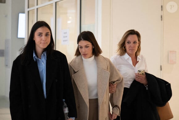 Iris Mittenaere avec sa soeur Manon et sa mère Laurence Druart lors de son arrivée au procès de son ex Bruno Pelat, jugé pour violences conjugales au tribunal correctionnel de Paris le 6 novembre 2024. Photo : Florian Poitout/ABACAPRESS.COM