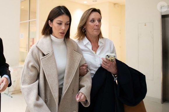 Et elle en avait bien besoin
Iris Mittenaere avec sa mère Laurence Druart lors de son arrivée au procès de son ex Bruno Pelat, jugé pour violences conjugales au tribunal correctionnel de Paris. Photo by Florian Poitout/ABACAPRESS.COM