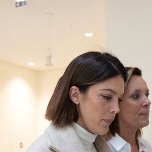 Iris Mittenaere avec sa mère Laurence Druart lors de son arrivée au procès de son ex Bruno Pelat, jugé pour violences conjugales au tribunal correctionnel de Paris le 6 novembre 2024. Photo by Florian Poitout/ABACAPRESS.COM