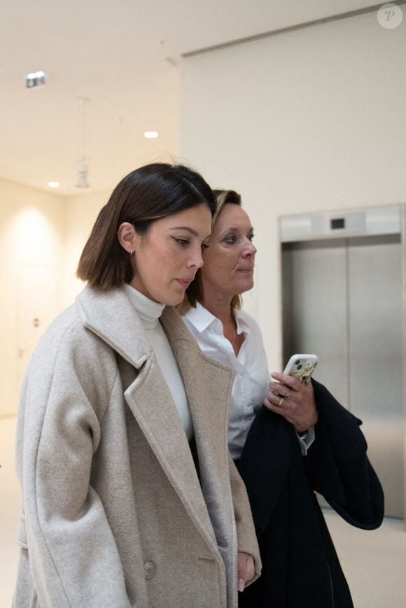 Iris Mittenaere avec sa mère Laurence Druart lors de son arrivée au procès de son ex Bruno Pelat, jugé pour violences conjugales au tribunal correctionnel de Paris le 6 novembre 2024. Photo by Florian Poitout/ABACAPRESS.COM