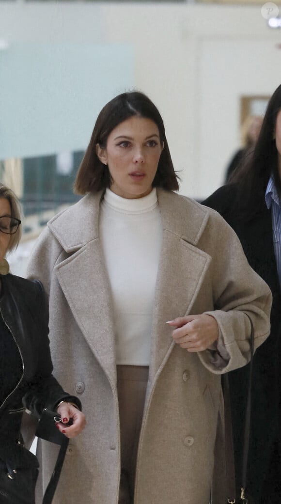 Lors de sa garde à vue, l'ex d'Iris Mittenaere a fait des révélations comme l'explique Closer
 
Iris Mittenaere - Procès de Bruno Pelat, ex-compagnon d'Iris Mittenaere, jugé en comparution immédiate pour violences conjugales devant le tribunal de Paris, le 6 novembre 2024. Initialement prévu le 27 septembre 2024, le procès a été reporté à la demande de l'ancienne Miss France, désireuse d'être présente à l'audience. Or, elle n'était pas "en capacité psychologique de venir à l'audience" à cette date-là, selon son avocate. © Christophe Clovis / Bestimage