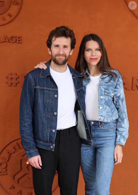 Pablo Mira et sa compagne Lisa Brunet - Célébrités au village des Internationaux de France de tennis de Roland Garros 2024 à Paris le 6 juin 2024. © Jacovides / Moreau / Bestimage 