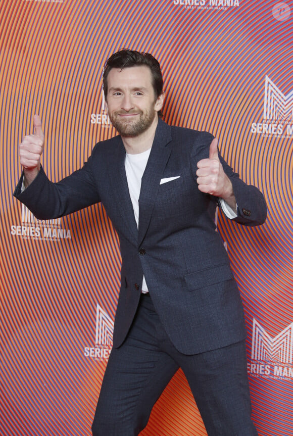 Il sait que le présentateur a beaucoup de pression sur ses épaules
Pablo Mira - Photocall de la soirée d'ouverture du Festival Séries Mania à Lille. Le 18 mars 2022 © Christophe Aubert via Bestimage 