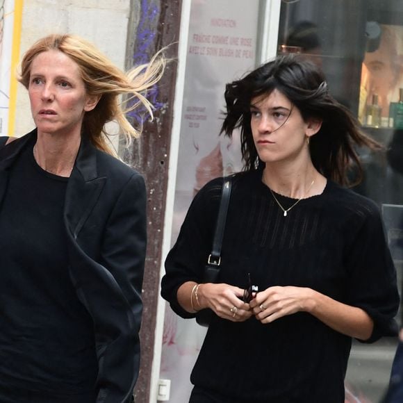 Sandrine Kiberlain et sa fille Suzanne Lindon - Arrivées des célébrités aux obsèques de Jane Birkin en l'église Saint-Roch à Paris. Le 24 juillet 2023 © Jacovides-KD Niko / Bestimage 